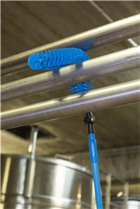 53743-and-29383-in-use_-290x300 Vikan Bürste für Außenreinigung von Rohren, medium, blau 510 mm