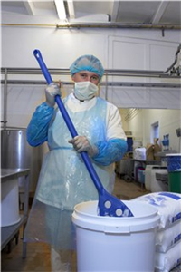 _D0D3058_-290x300 Vikan Langer Rührlöffel mit kleinem Lochblatt, metalldetektierbar