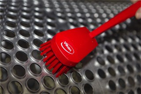 41824-in-use_-290x300 Vikan Waschbürste langstielig, hart, 415 mm