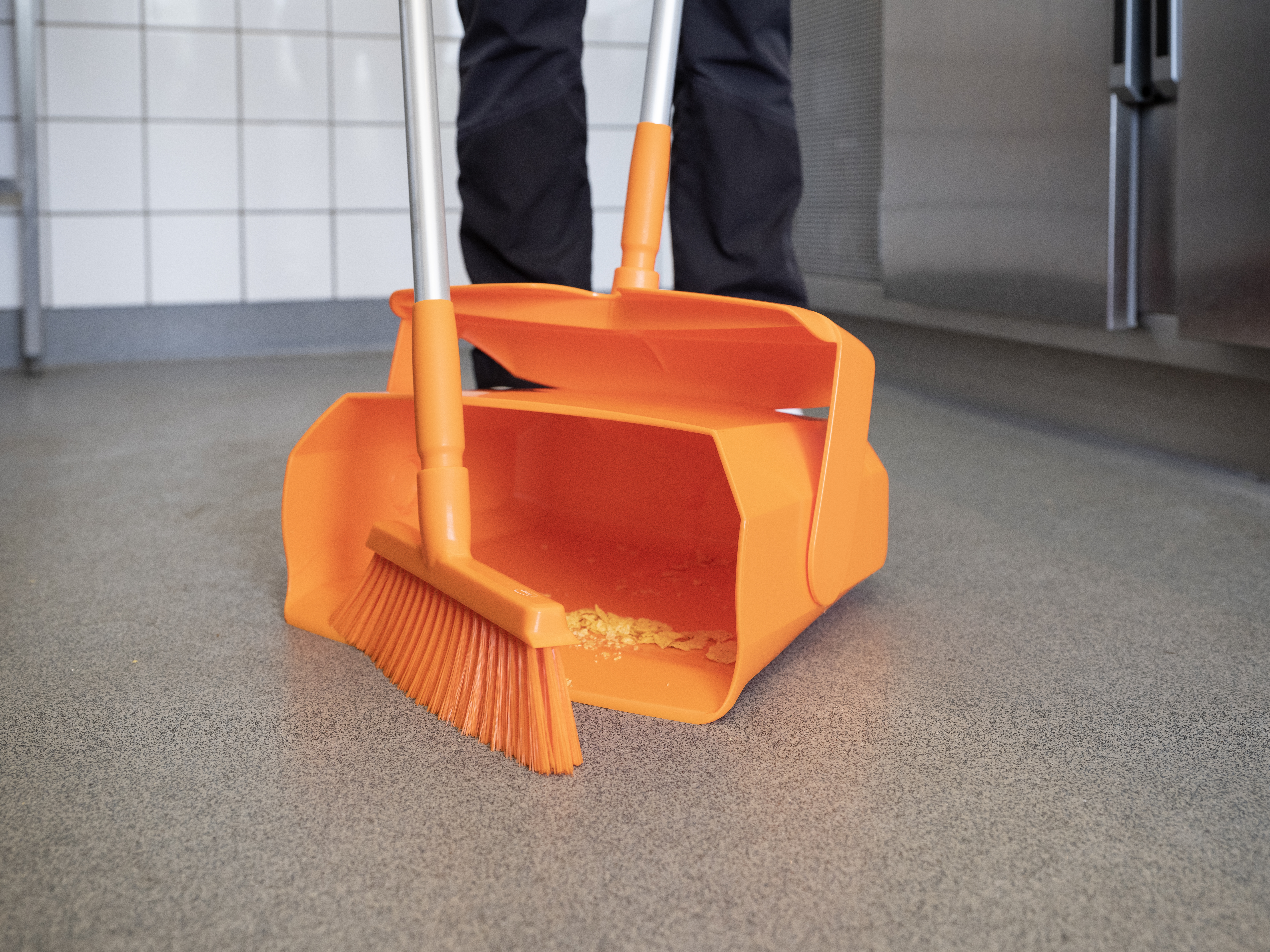 Vikan Kehrschaufelset geschlossen mit Besen, 350 mm 