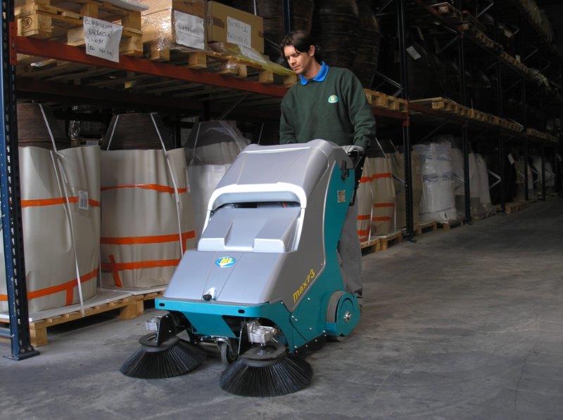 Max 73 BT, Kehr-Saugmaschine mit 1 Seitenbesen und mech. Filterrüttler
