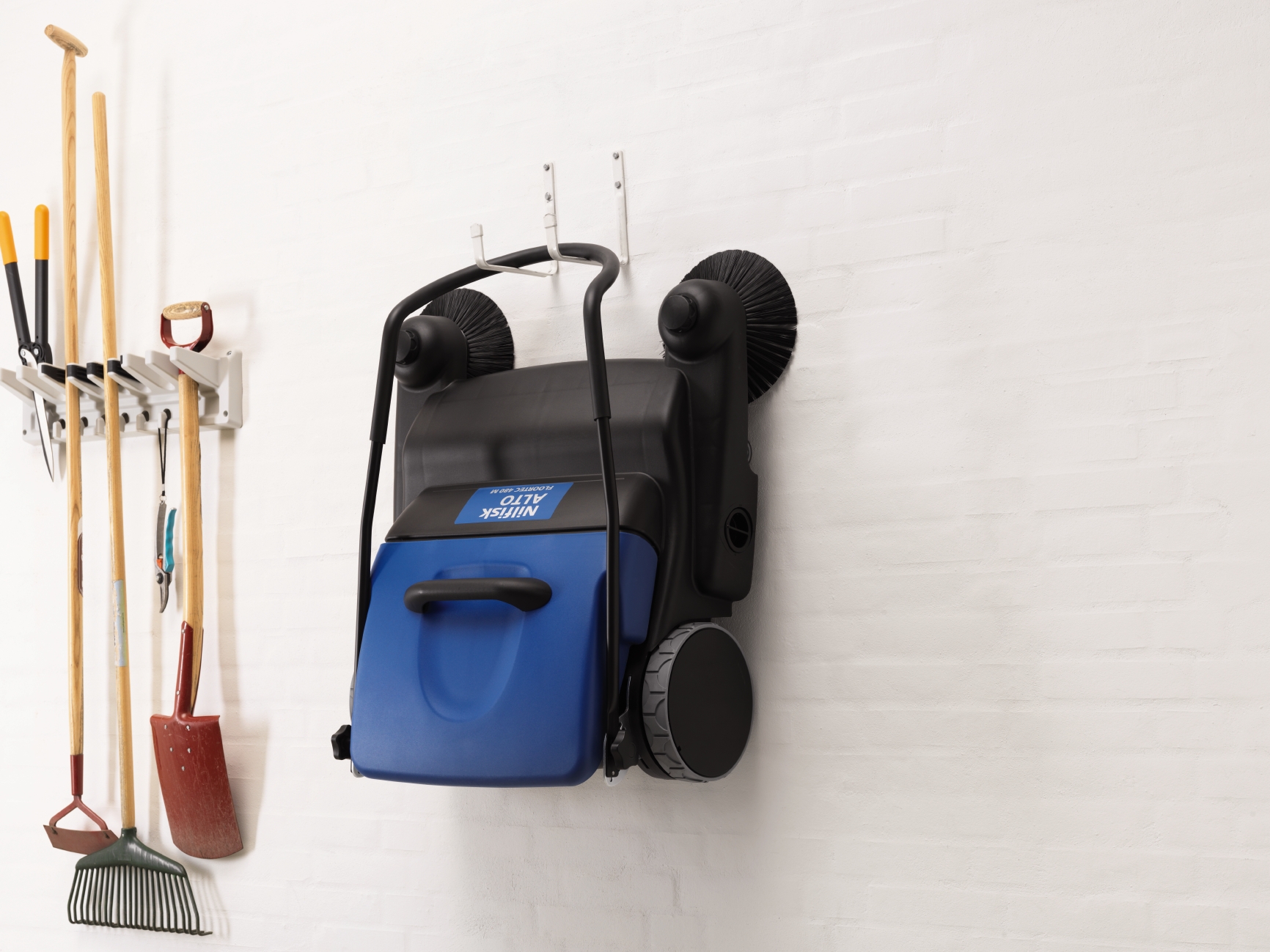 FLOORTEC-480-M_storage-on-wall FLOORTEC 480 M, HANDGEFÜHRTE Kehrmaschinen