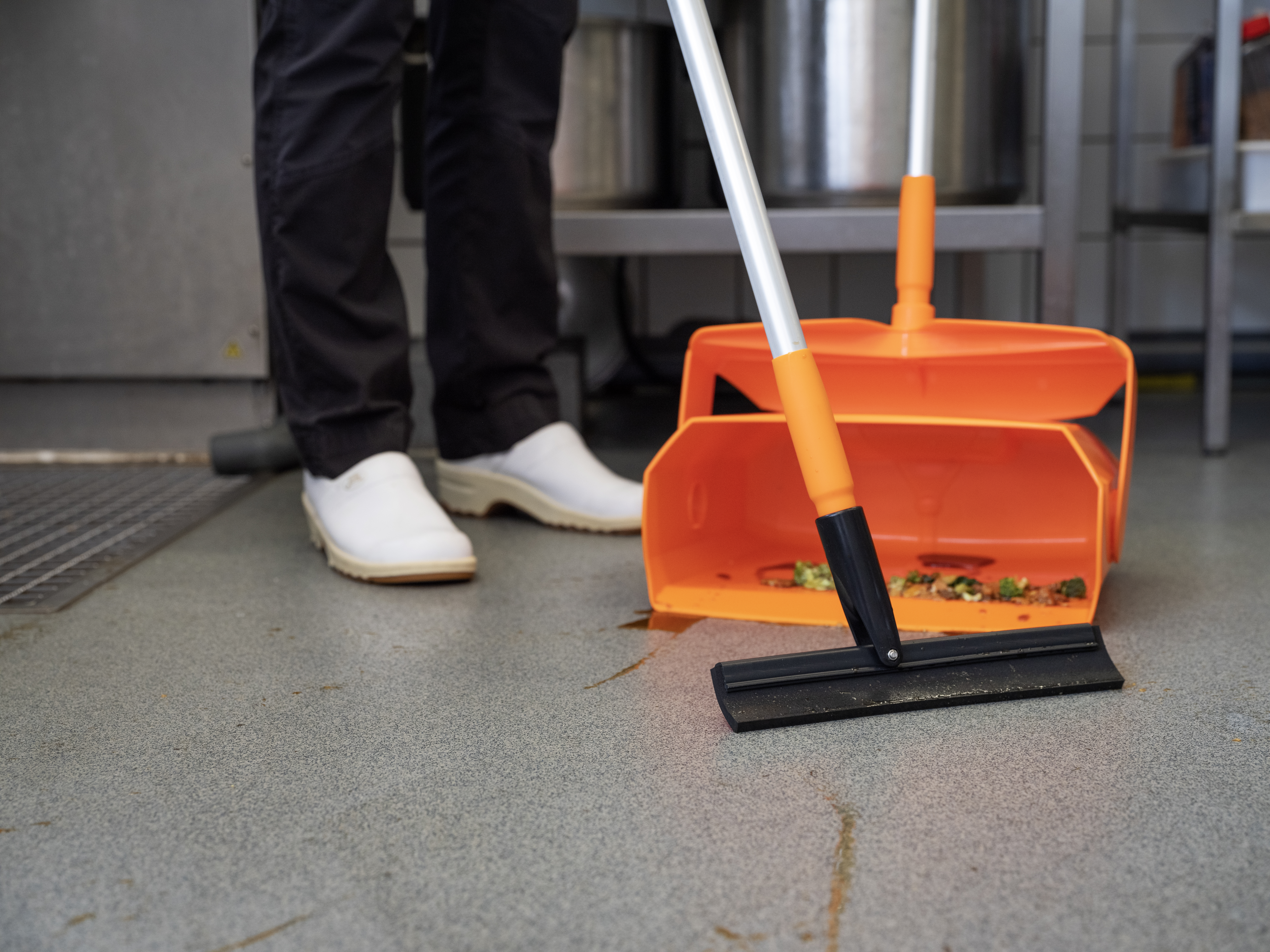 Vikan Kehrschaufelset geschlossen mit Besen, 350 mm 